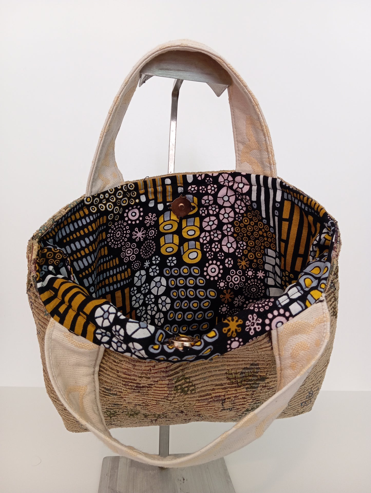 Borsellino artigianale in tessuti riciclati con ricami a mano – GELTRUDE