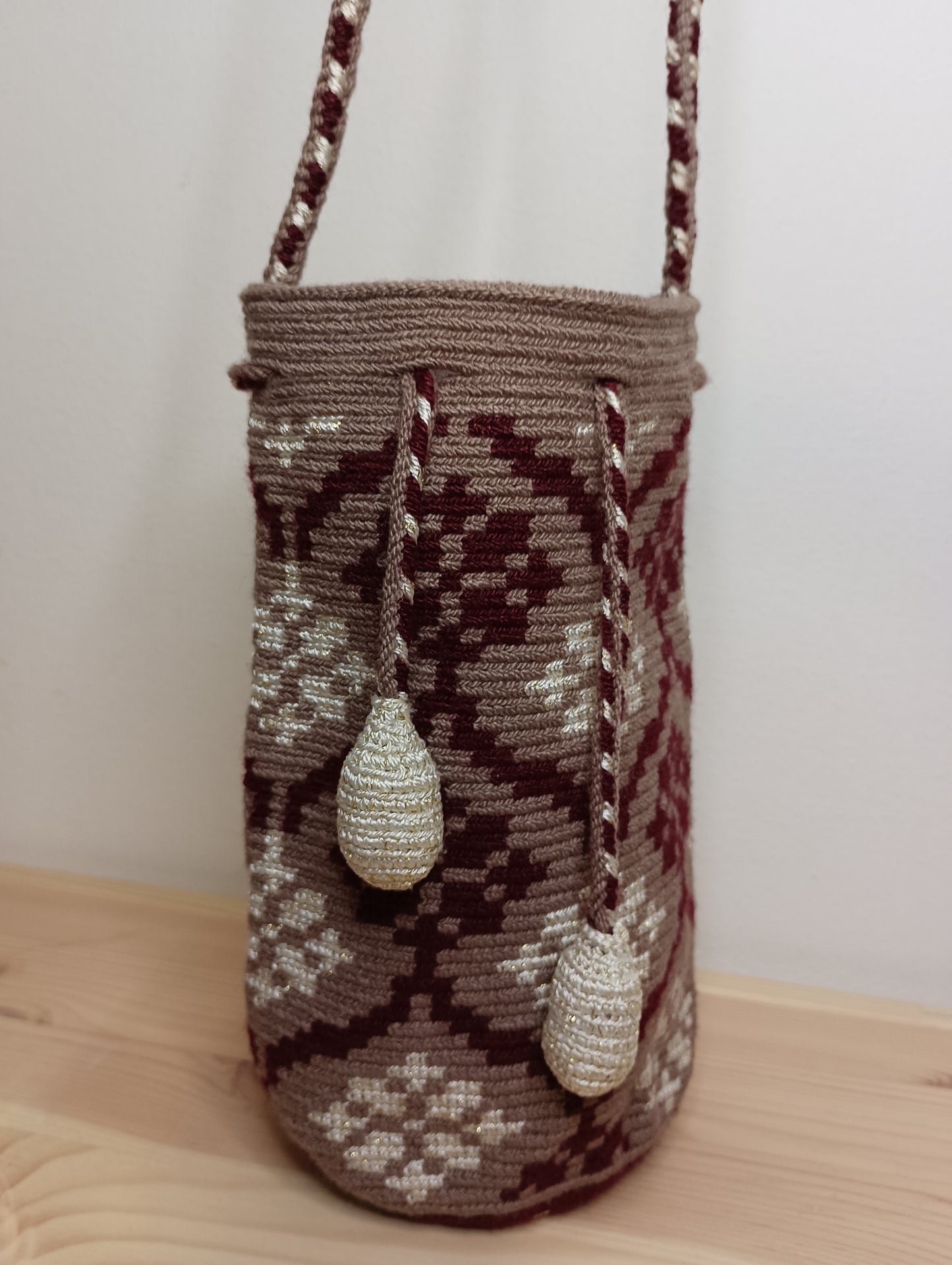 Mochila Wayuu pocket bordeaux pom pom cascabel