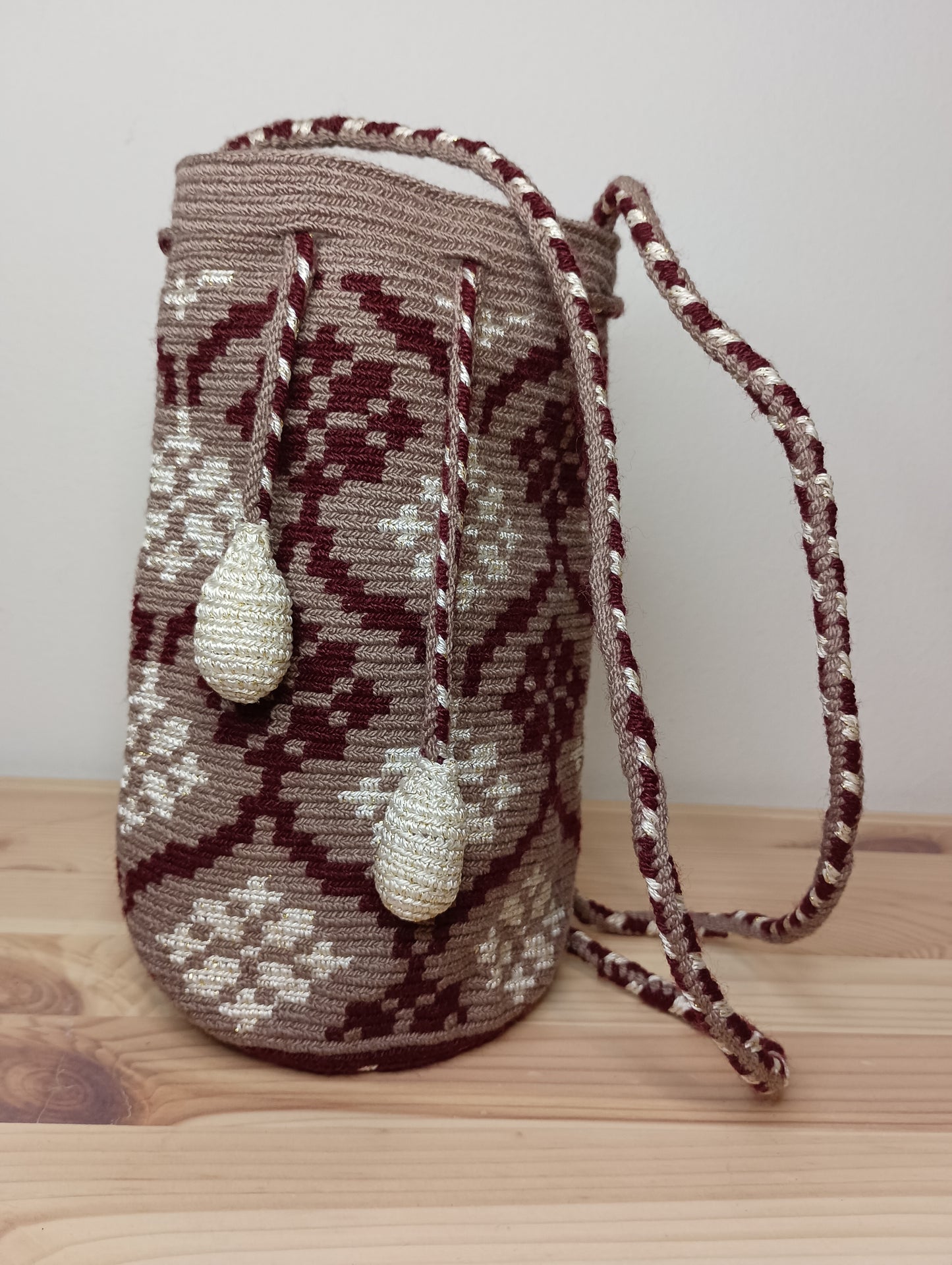 Mochila Wayuu pocket bordeaux pom pom cascabel