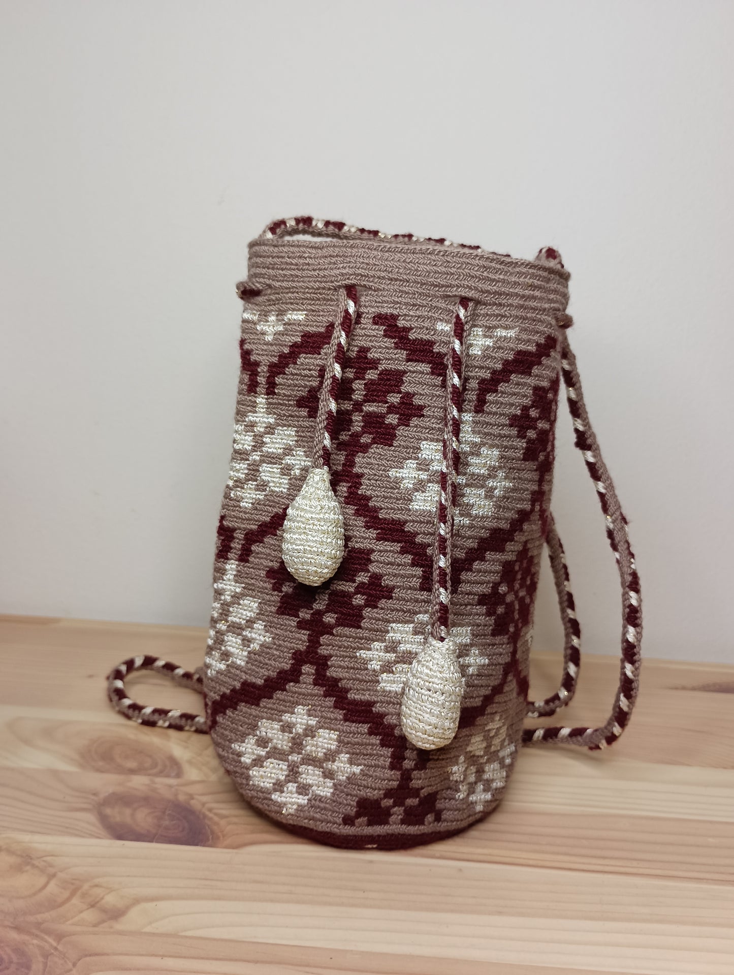 Mochila Wayuu pocket bordeaux pom pom cascabel