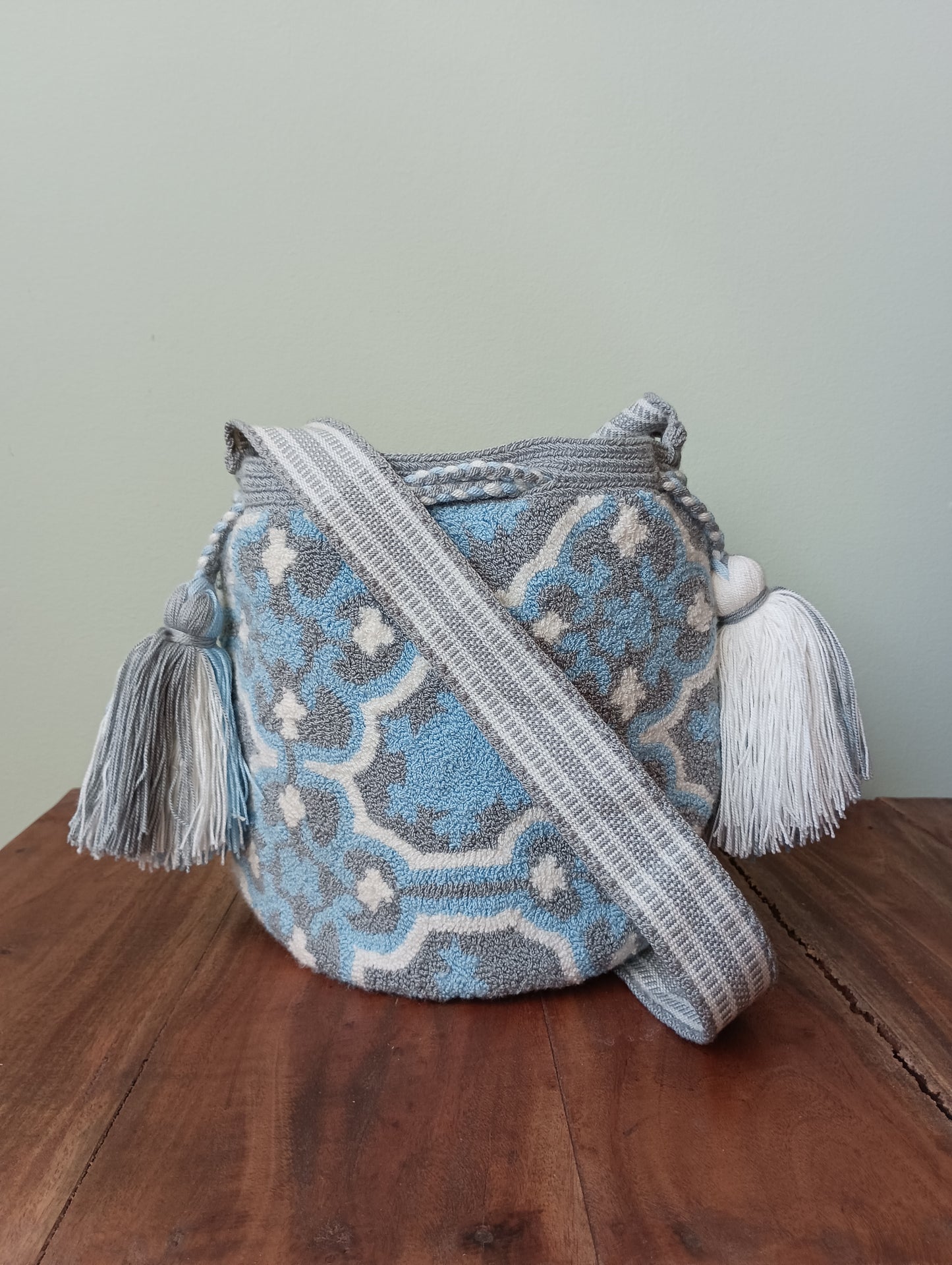 Mochila Wayuu tapizada baby blue-gray