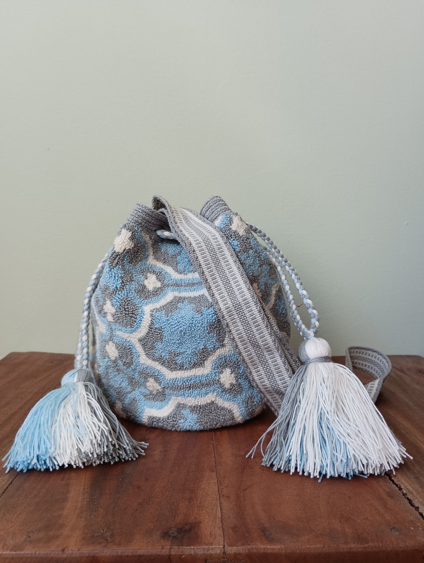 Mochila Wayuu tapizada baby blue-gray