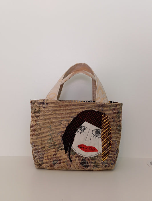 Borsellino artigianale in tessuti riciclati con ricami a mano – GELTRUDE