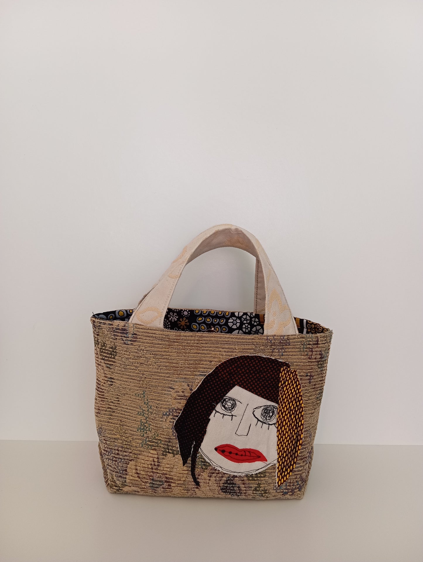 Borsellino artigianale in tessuti riciclati con ricami a mano – GELTRUDE