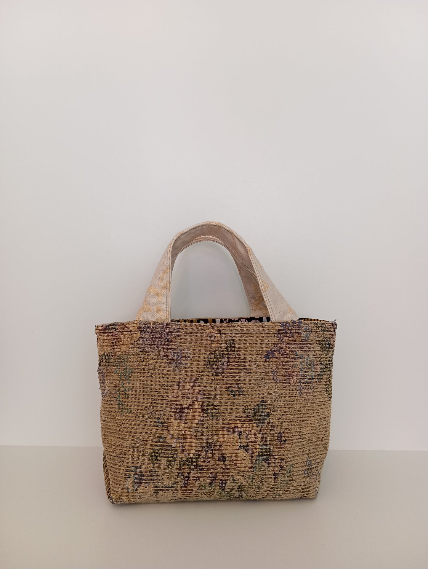 Borsellino artigianale in tessuti riciclati con ricami a mano – GELTRUDE