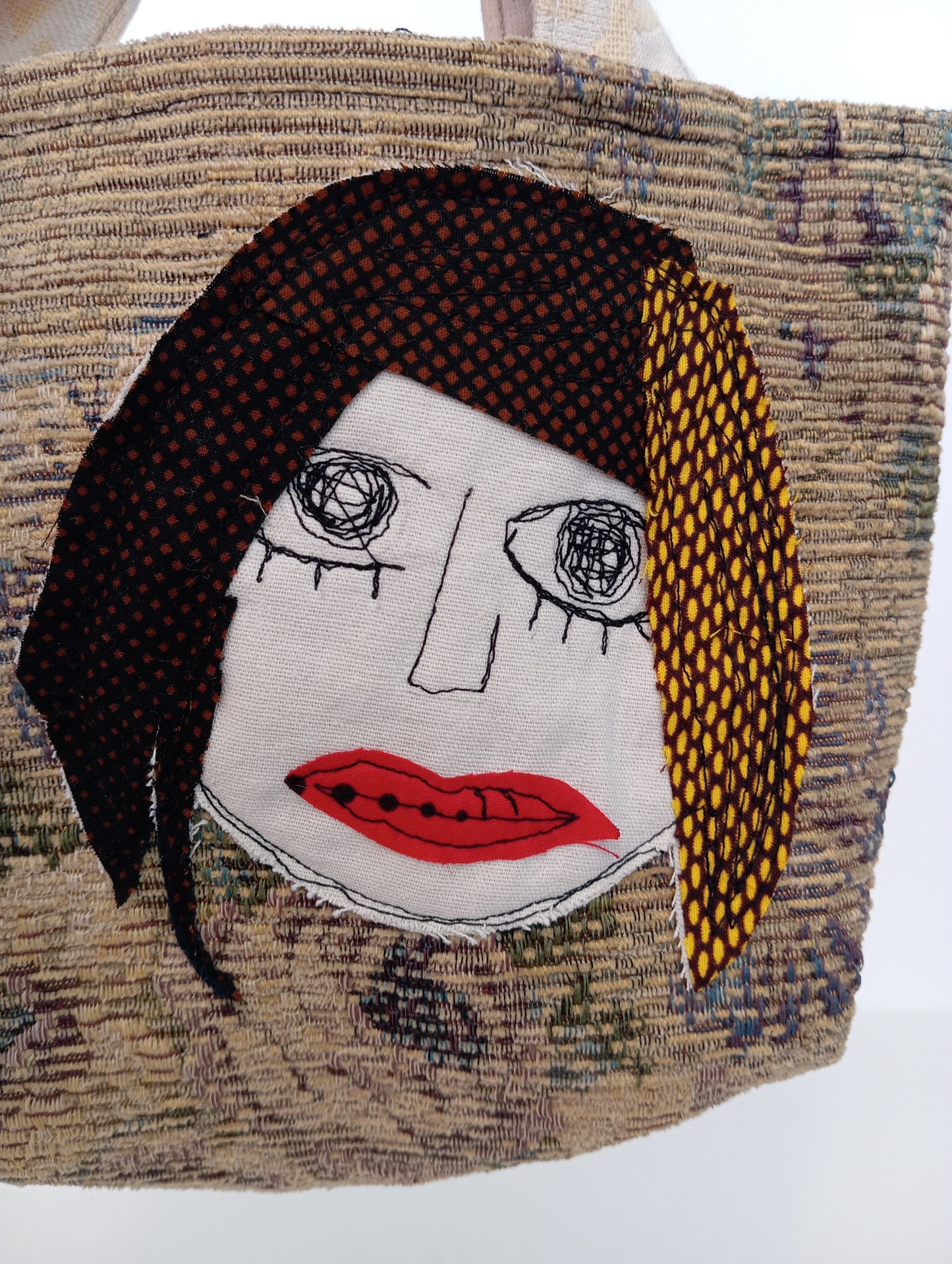 Borsellino artigianale in tessuti riciclati con ricami a mano – GELTRUDE