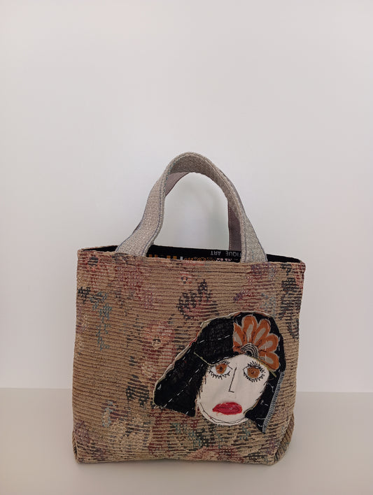 Borsellino artigianale in tessuti riciclati con ricami a mano – LOLA