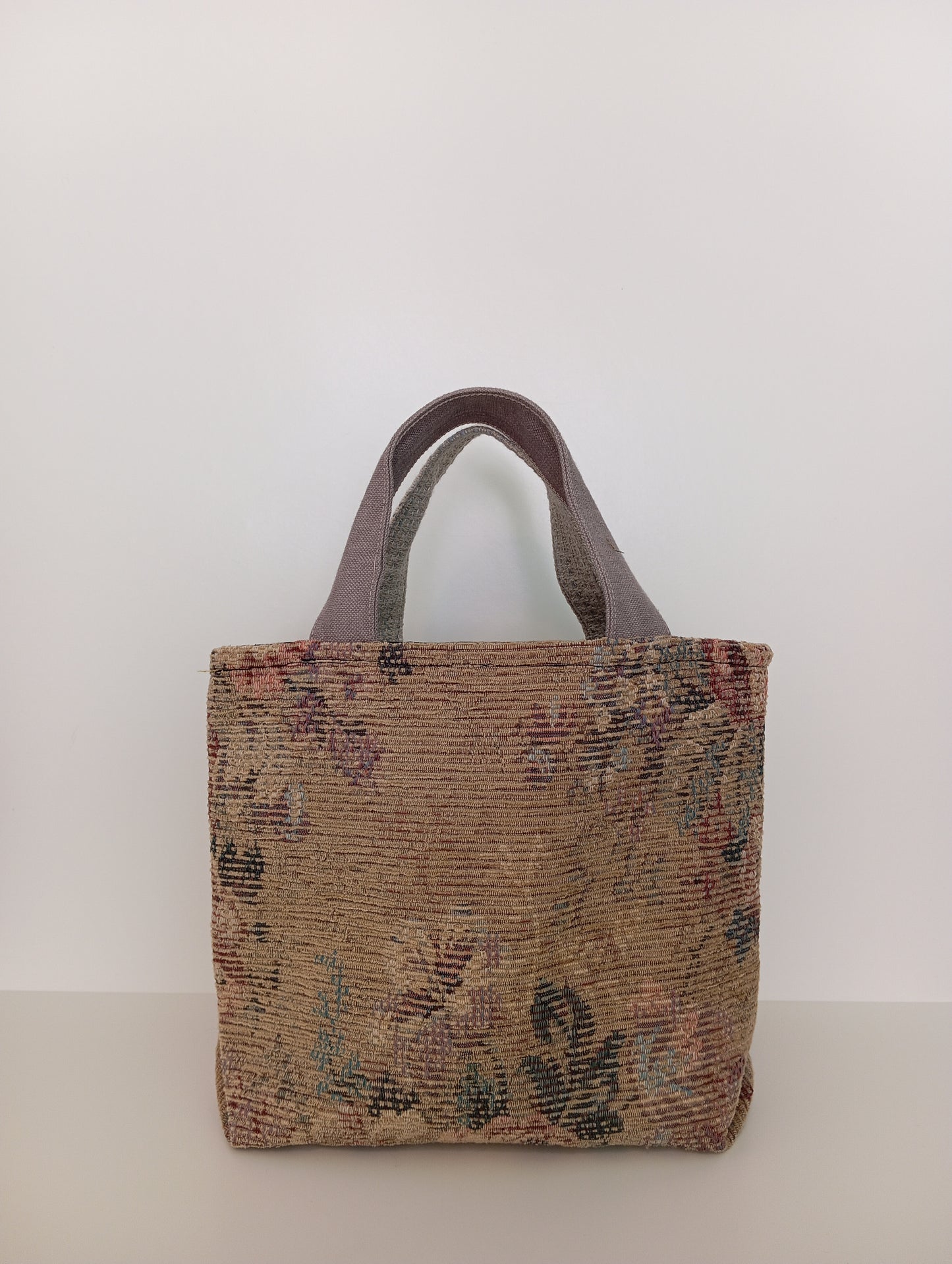 Borsellino artigianale in tessuti riciclati con ricami a mano – LOLA