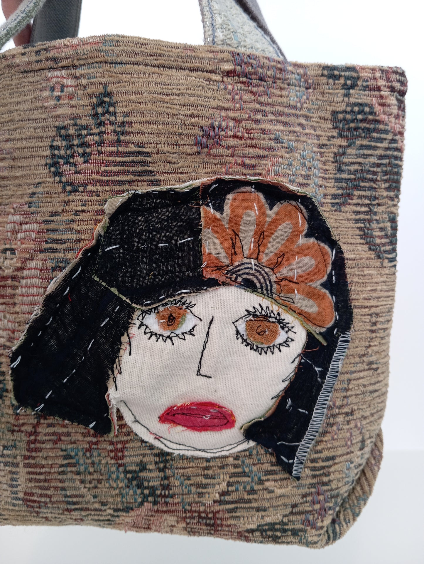 Borsellino artigianale in tessuti riciclati con ricami a mano – LOLA