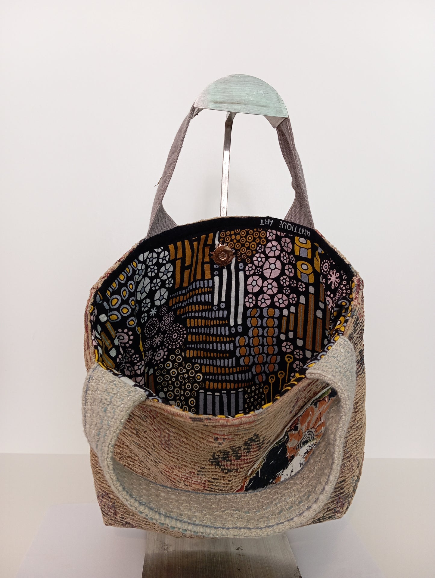 Borsellino artigianale in tessuti riciclati con ricami a mano – LOLA