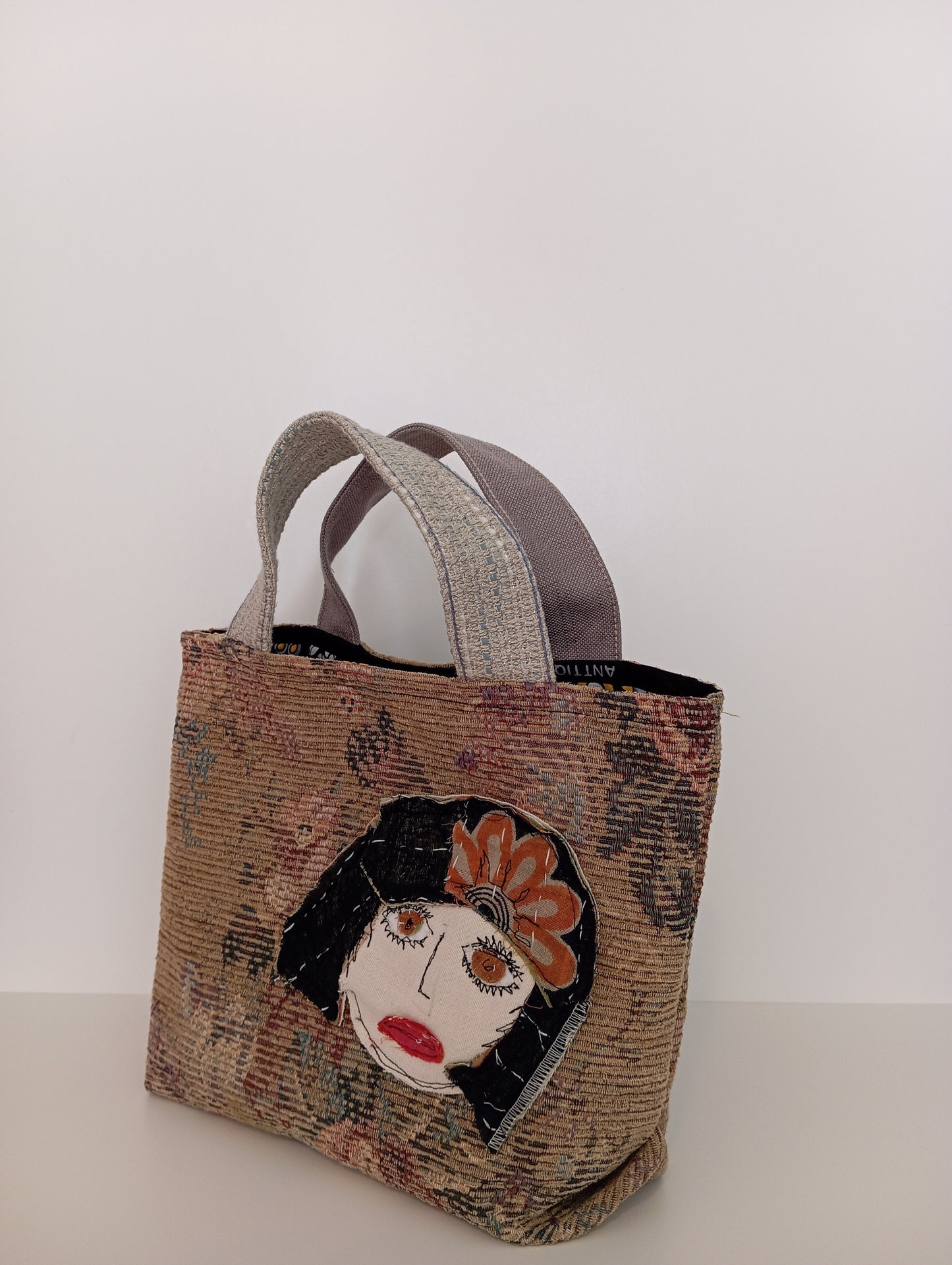 Borsellino artigianale in tessuti riciclati con ricami a mano – LOLA